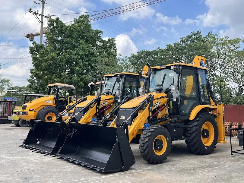 Lựa chọn máy xúc nào để dọn dẹp bùn đất sau bão lũ