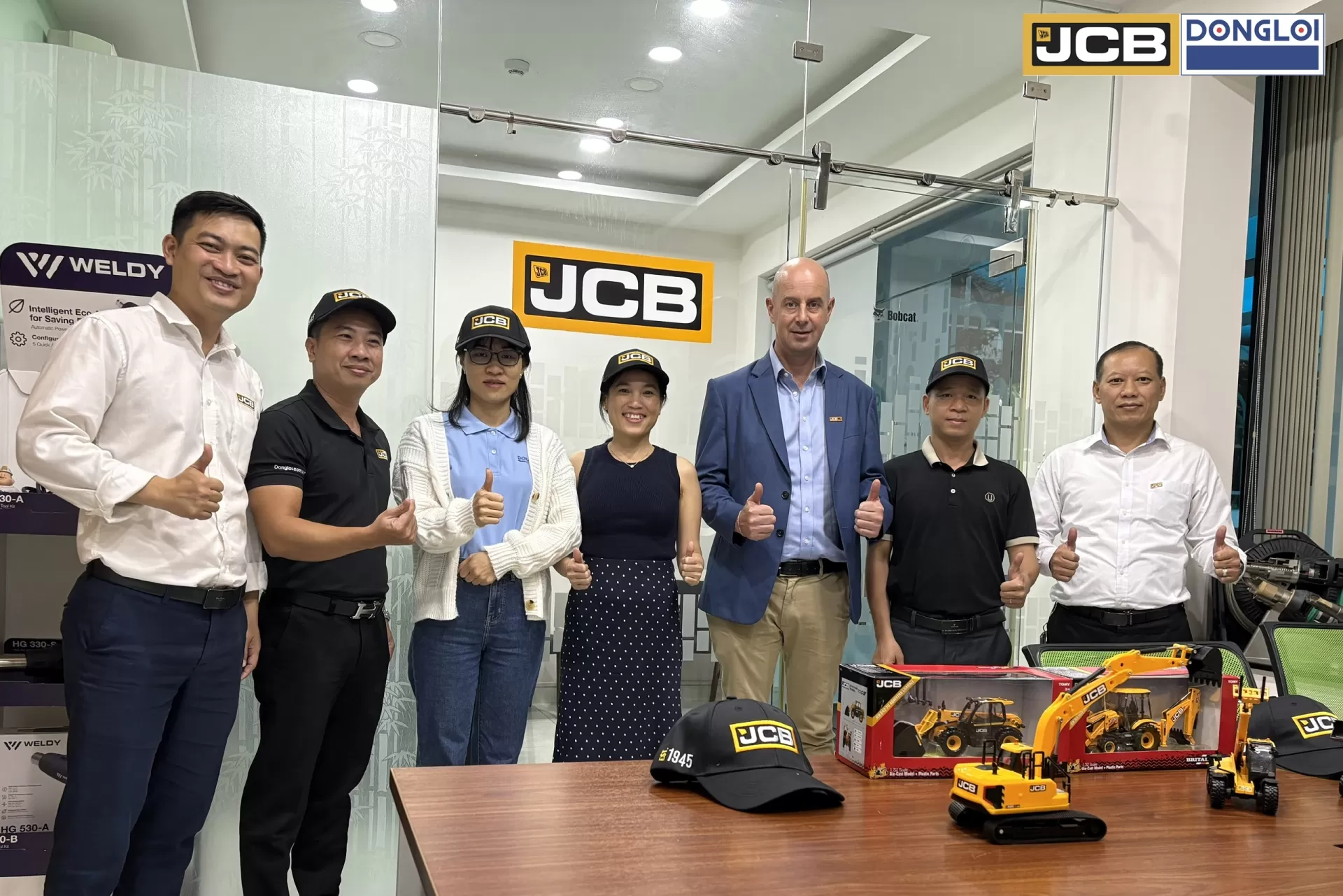 H&atilde;ng JCB tới thăm VP Hồ Ch&iacute; Minh