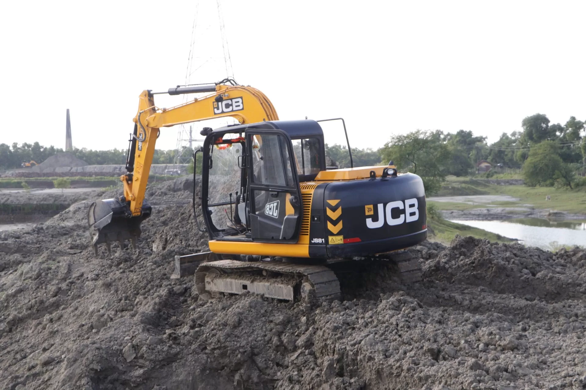 Máy xúc đào bánh xích JCB 81 NXT