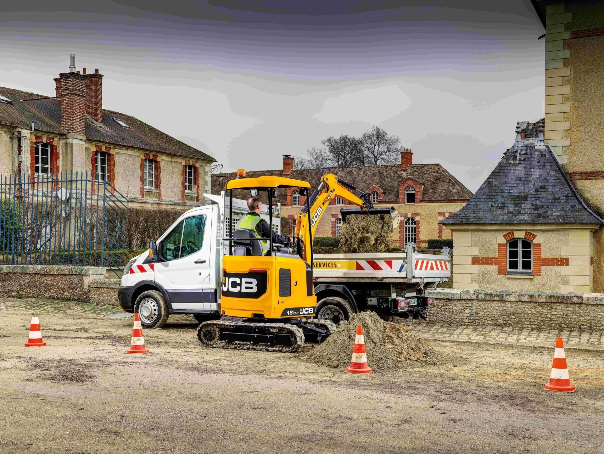Máy xúc đào mini JCB E18Z