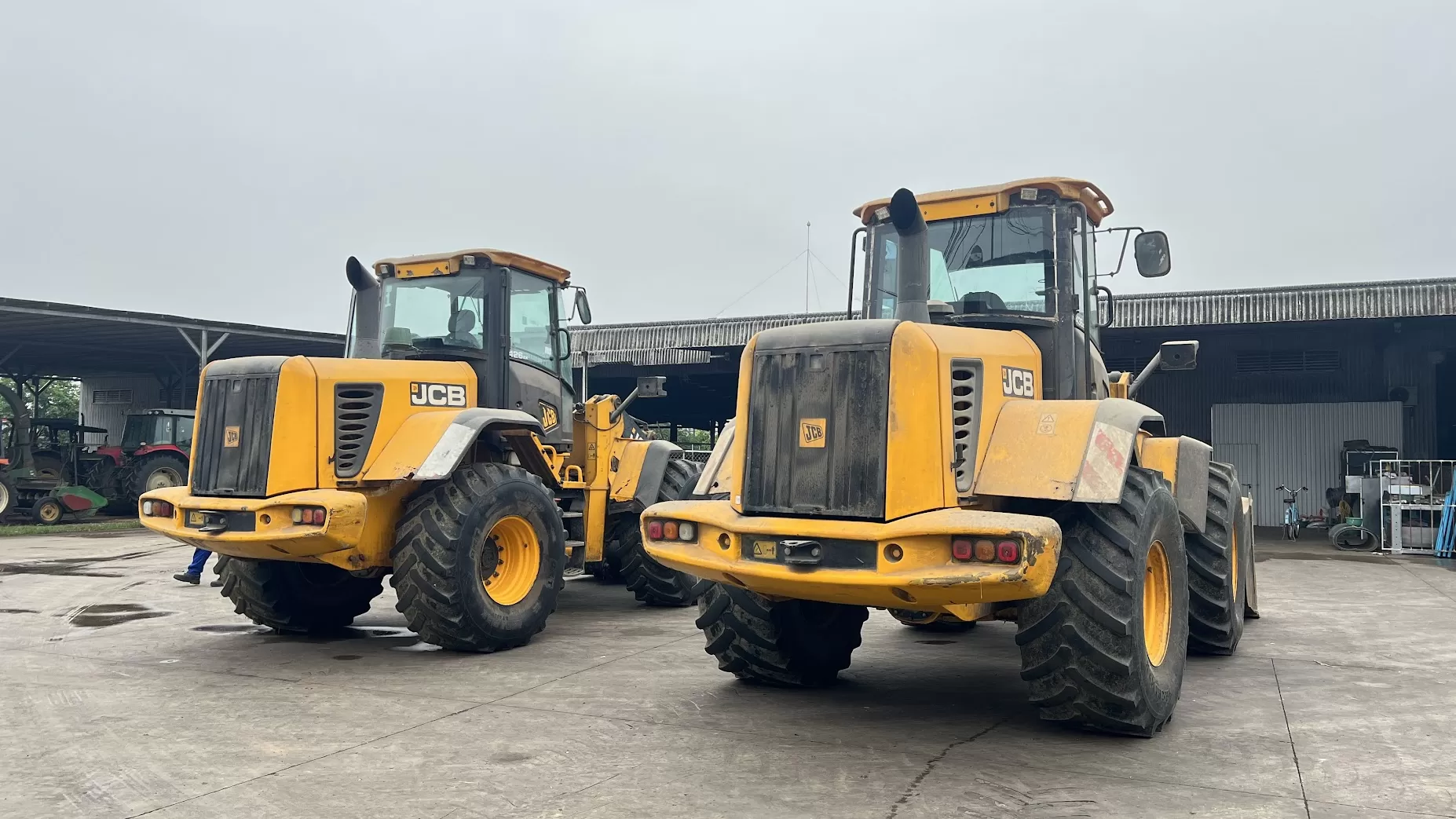 Bộ đôi máy xúc lật JCB 426 & 436 – Minh chứng độ bền tại trang trại bò sữa lớn tại Việt Nam