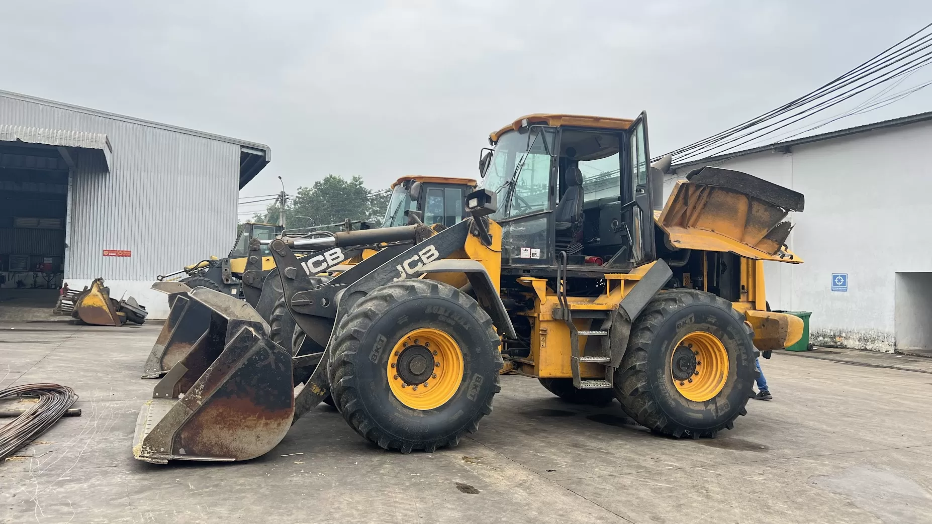 Bộ đôi máy xúc lật JCB 426 & 436 – Minh chứng độ bền tại trang trại bò sữa lớn tại Việt Nam