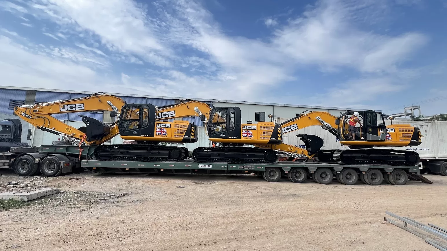 Máy xúc đào bánh xích JCB 215LC HD - Fuel master