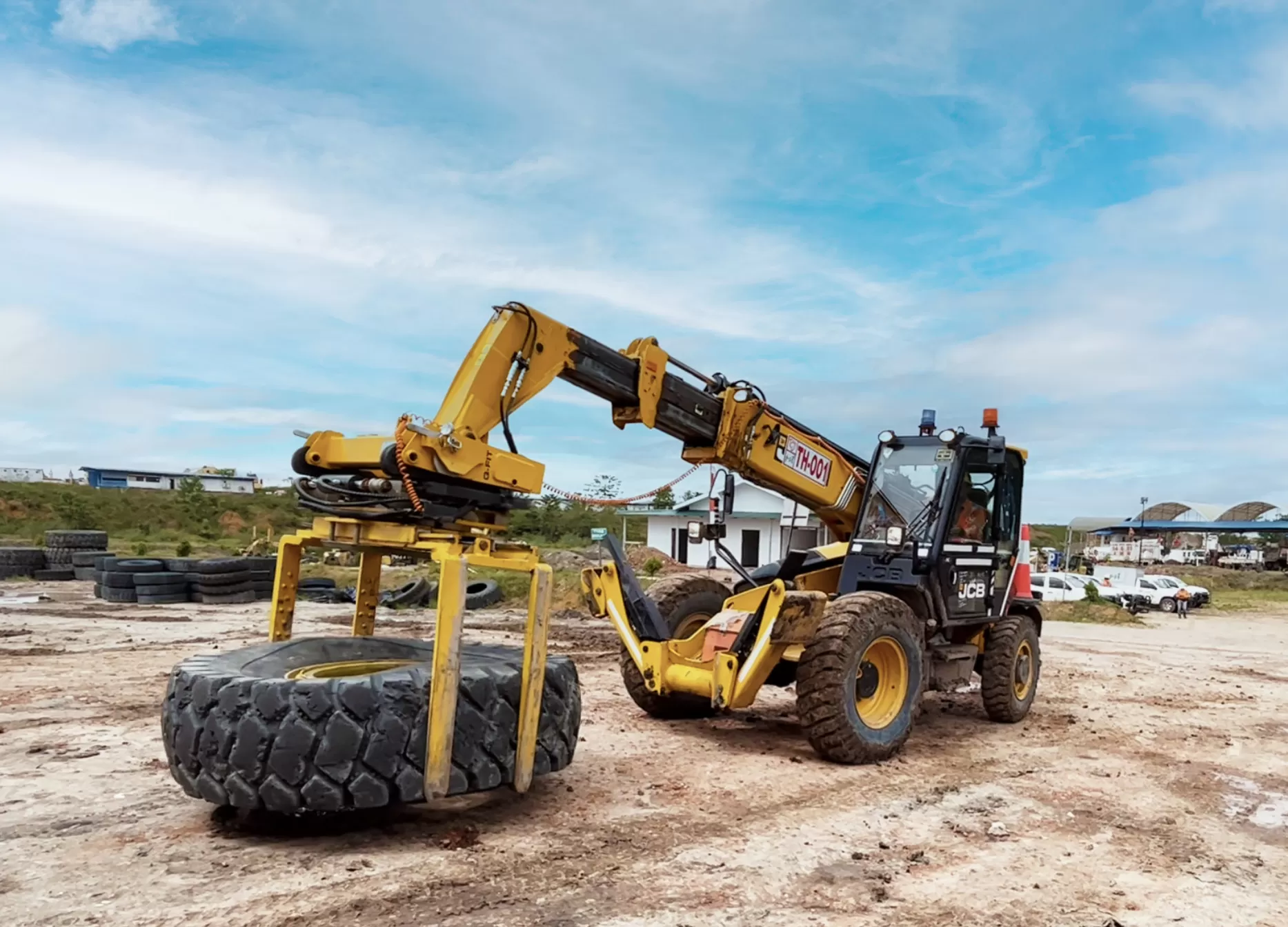 Giải pháp thay lốp xe tải mỏ bằng xe JCB chuyên dụng