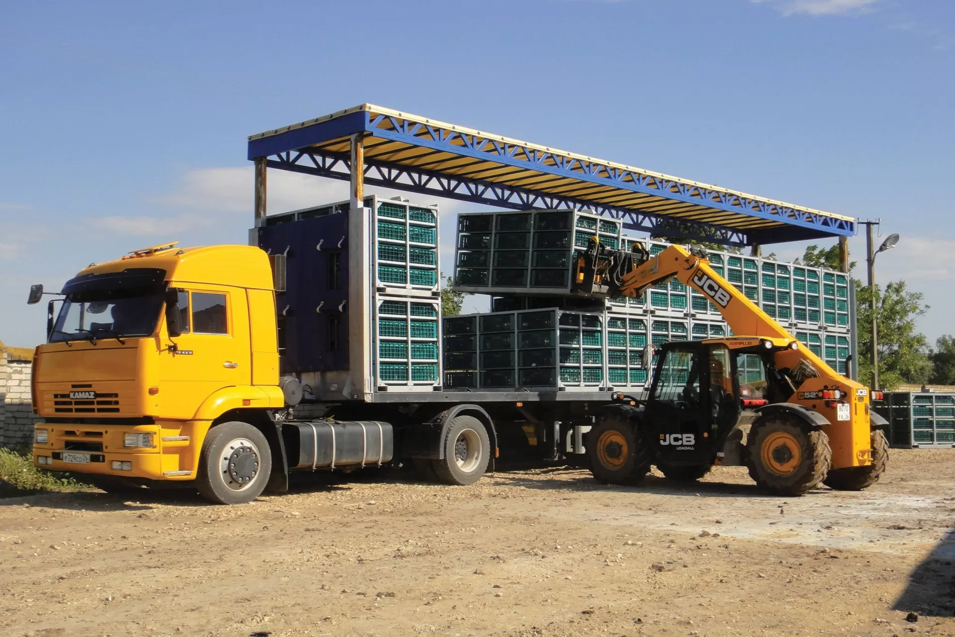 Xe nâng hàng đa năng vươn cao kèm gàu xúc JCB 527-58