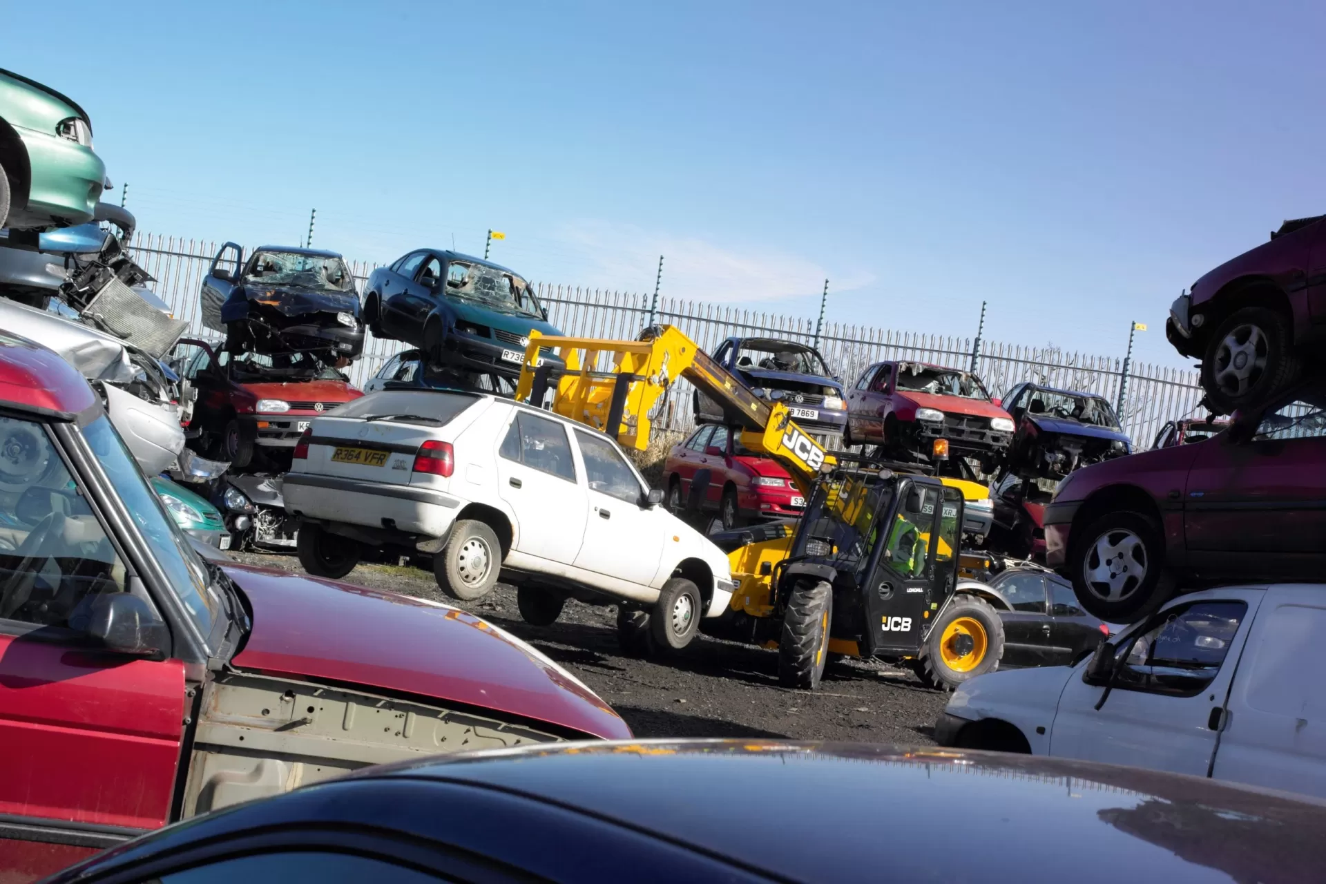 Xe nâng hàng đa năng vươn cao kèm gàu xúc JCB 527-58