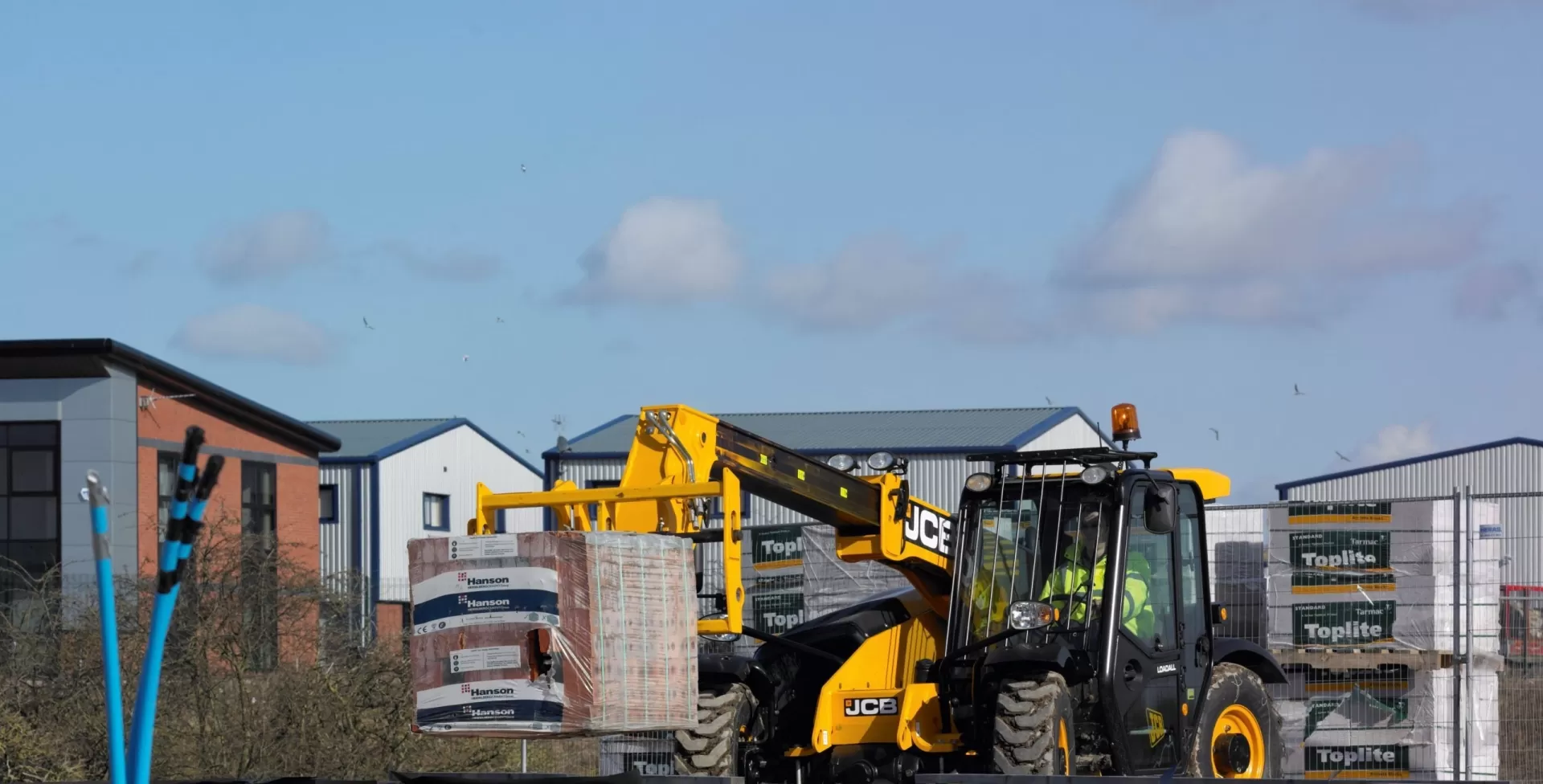 Xe nâng hàng đa năng vươn cao kèm gàu xúc JCB 527-58