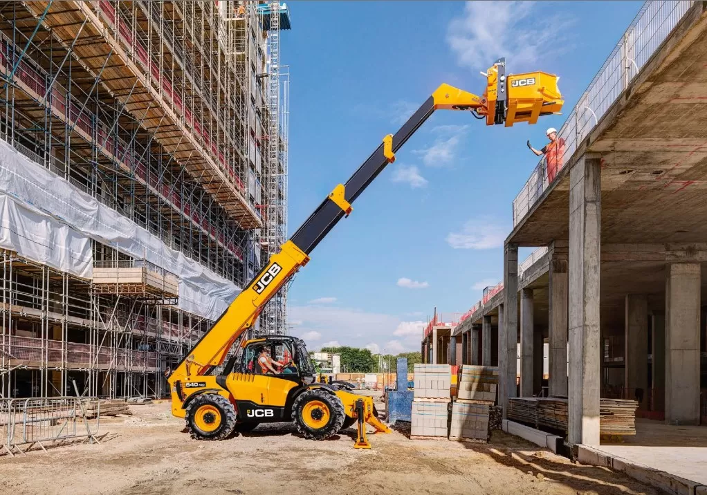JCB 540-180 Loadall: Nâng gạch lên tầng 5 an toàn – linh hoạt, thay thế xe cẩu tự hành trong xây dựng khu công nghiệp, shophouse & sân vận động