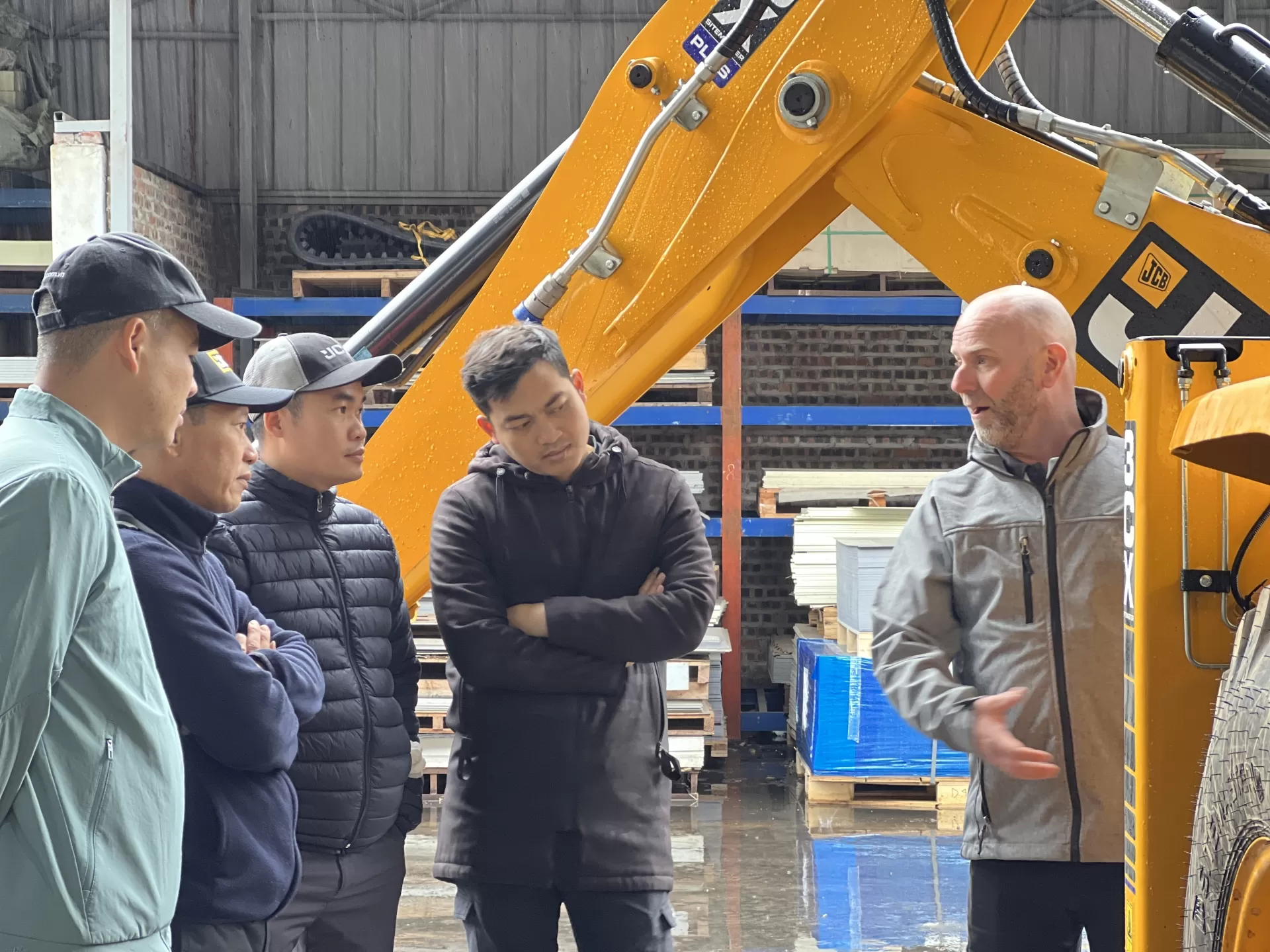 Đào tạo vận hành máy xúc liên hợp JCB 3CX – Nâng cao hiệu quả san lấp và dọn dẹp mặt bằng