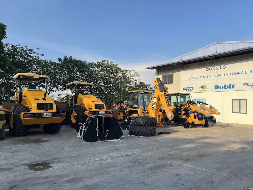 Lựa chọn máy xúc nào để dọn dẹp bùn đất sau bão lũ