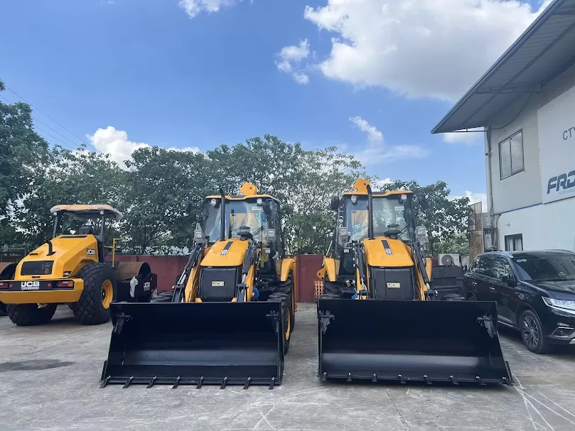 Lựa chọn máy xúc nào để dọn dẹp bùn đất sau bão lũ