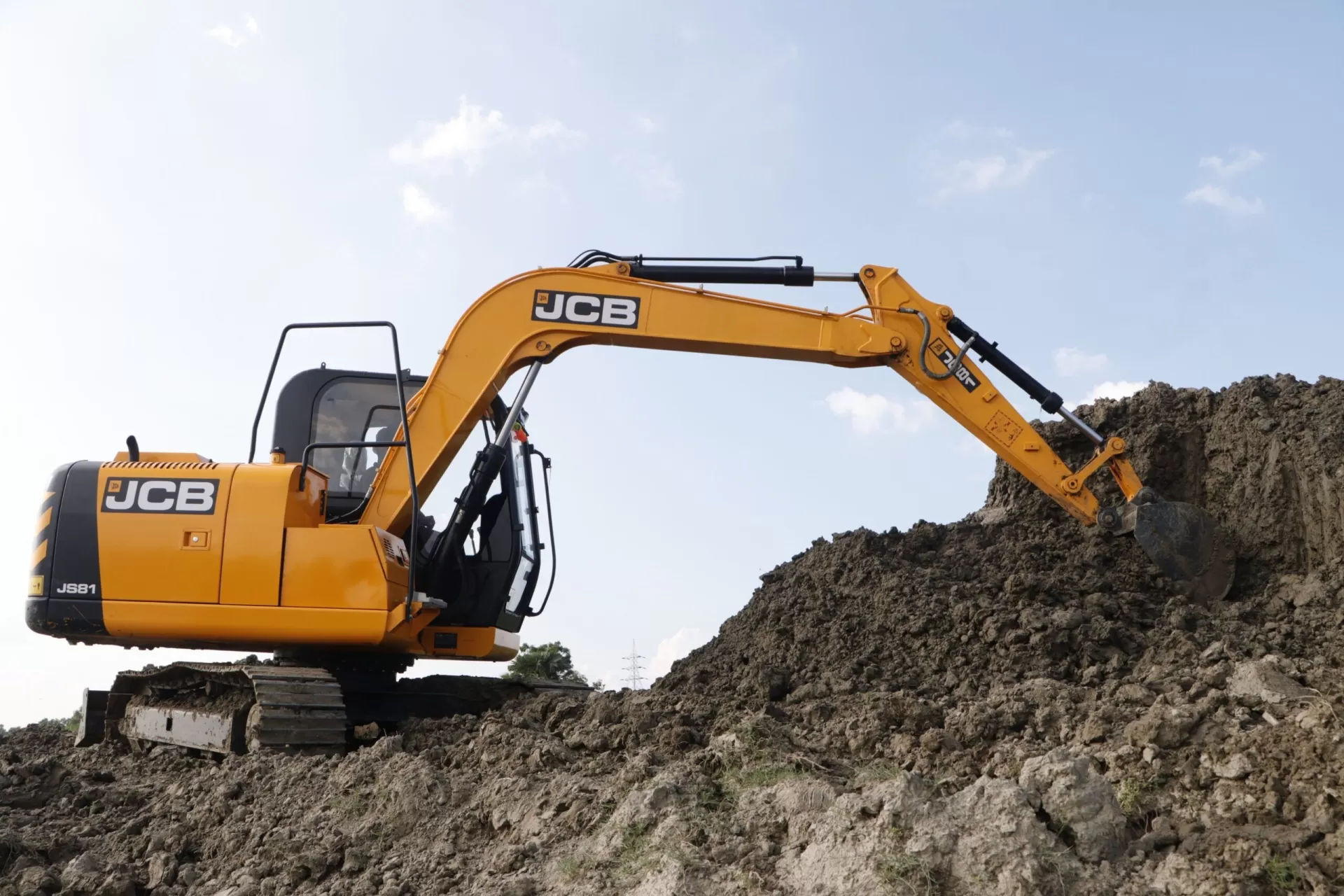 Máy xúc đào bánh xích JCB 81 NXT