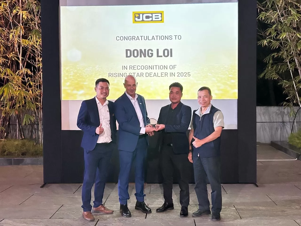 CÔNG TY ĐỒNG LỢI THĂM NHÀ MÁY JCB TẠI PUNE - ẤN ĐỘ