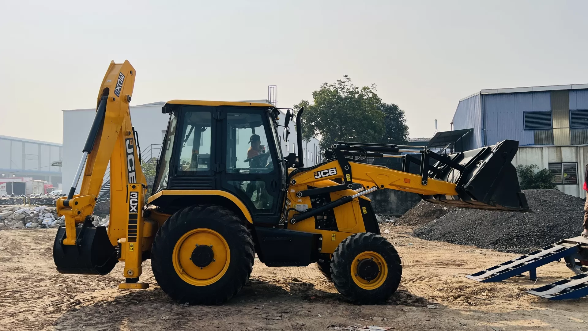 Máy xúc đào liên hợp là gì? Ứng dụng và ưu điểm trong xây dựng | JCB Việt Nam