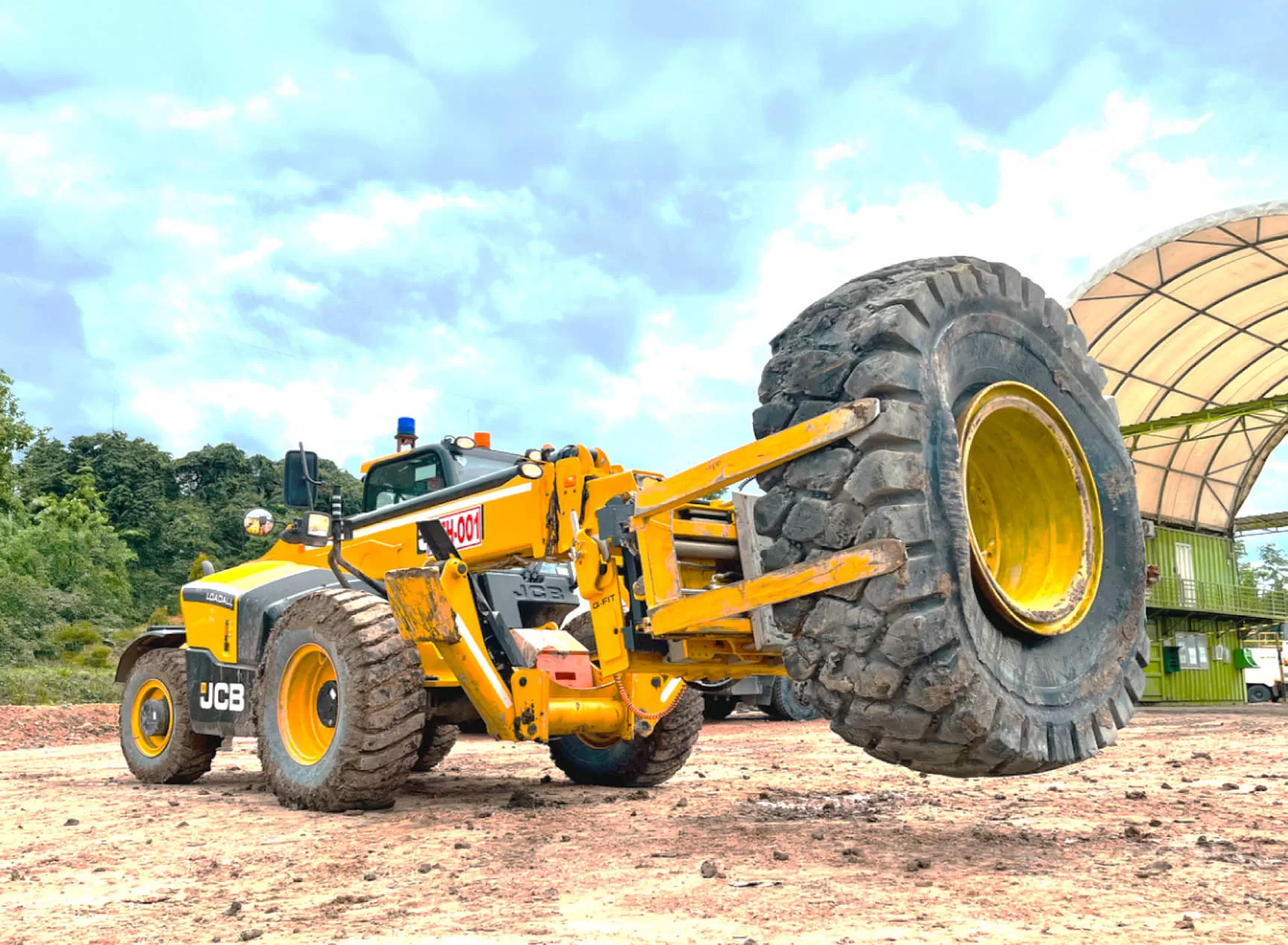 Giải pháp thay lốp xe tải mỏ bằng xe JCB chuyên dụng