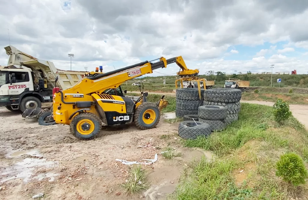 Giải pháp thay lốp xe tải mỏ bằng xe JCB chuyên dụng