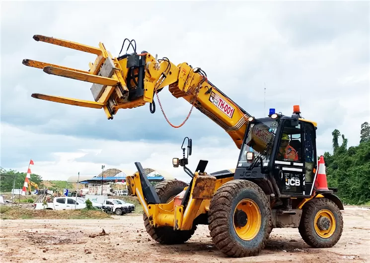 Giải pháp thay lốp xe tải mỏ bằng xe JCB chuyên dụng