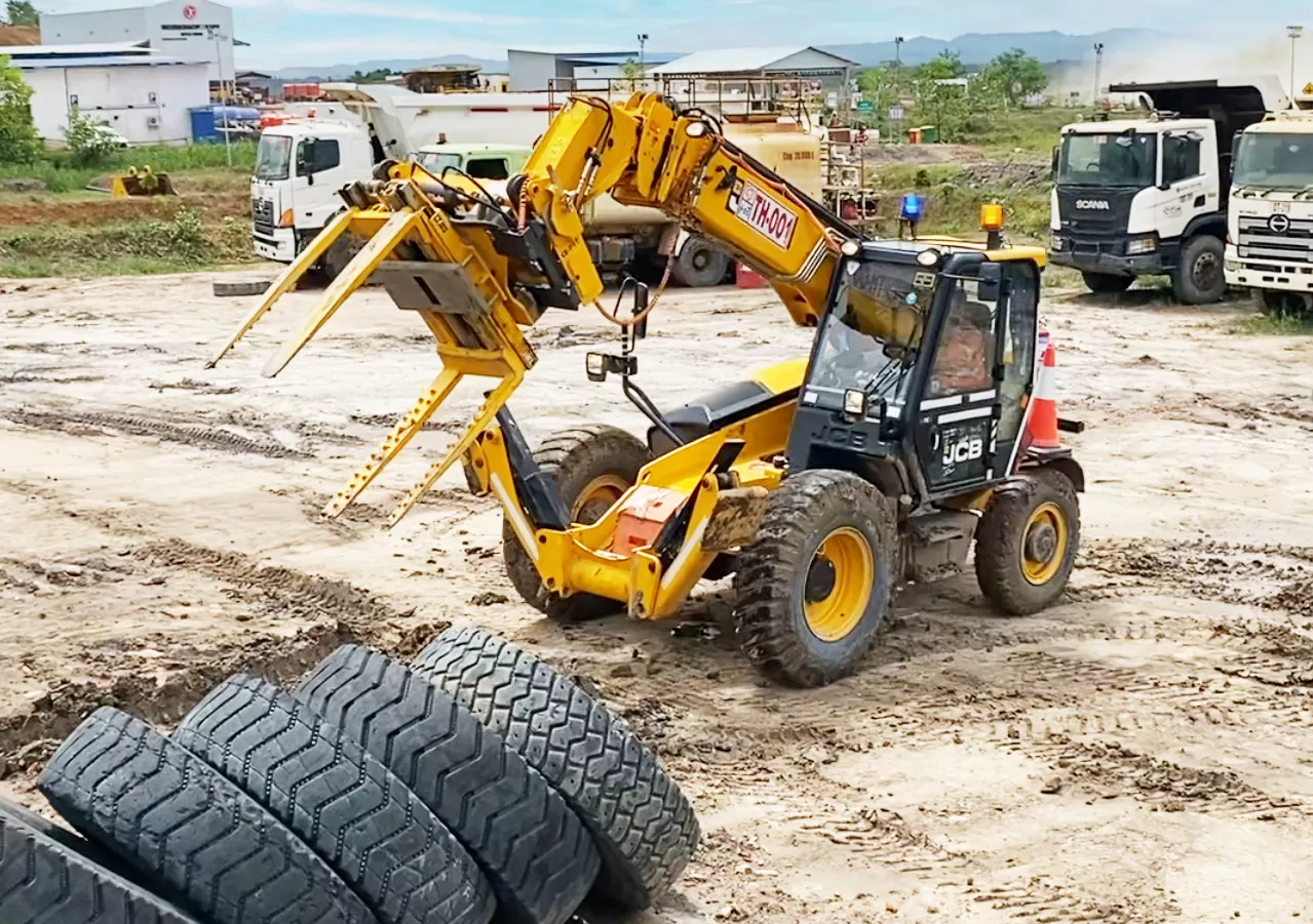 Giải pháp thay lốp xe tải mỏ bằng xe JCB chuyên dụng