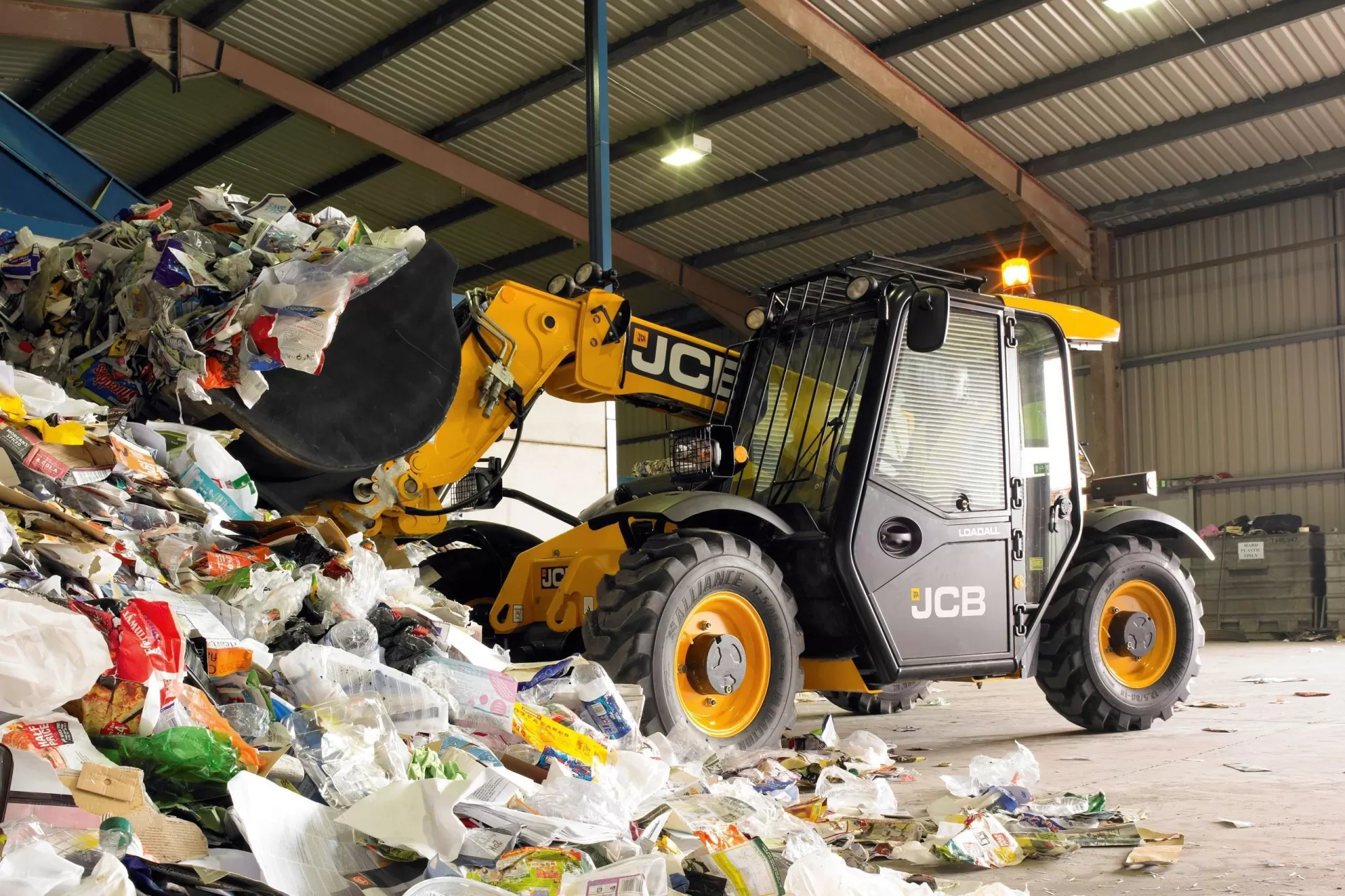 Xe nâng hàng đa năng vươn cao kèm gàu xúc JCB 527-58