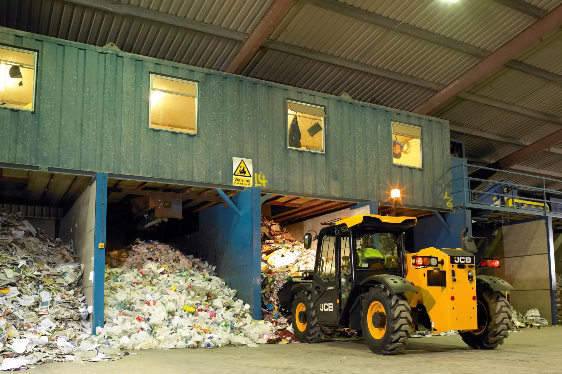 Xe nâng hàng đa năng vươn cao kèm gàu xúc JCB 527-58